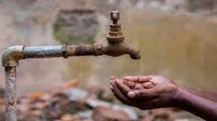 नहीं सुधरी पानी की व्यवस्था: ग्रामीण हैड पंप व टैंकरों से पानी पीने को हो रहे मजबूर